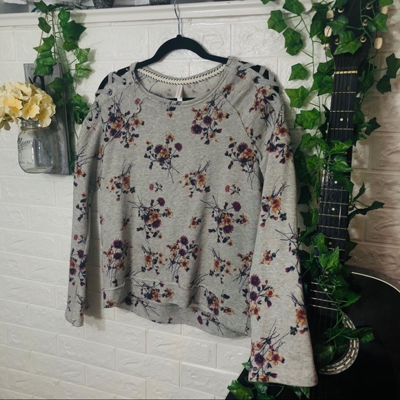 •🌼3/$30🌼Xhiliration Grey Floral Printed Crew Neck Sweater Size Medium - Picture 6 of 16
